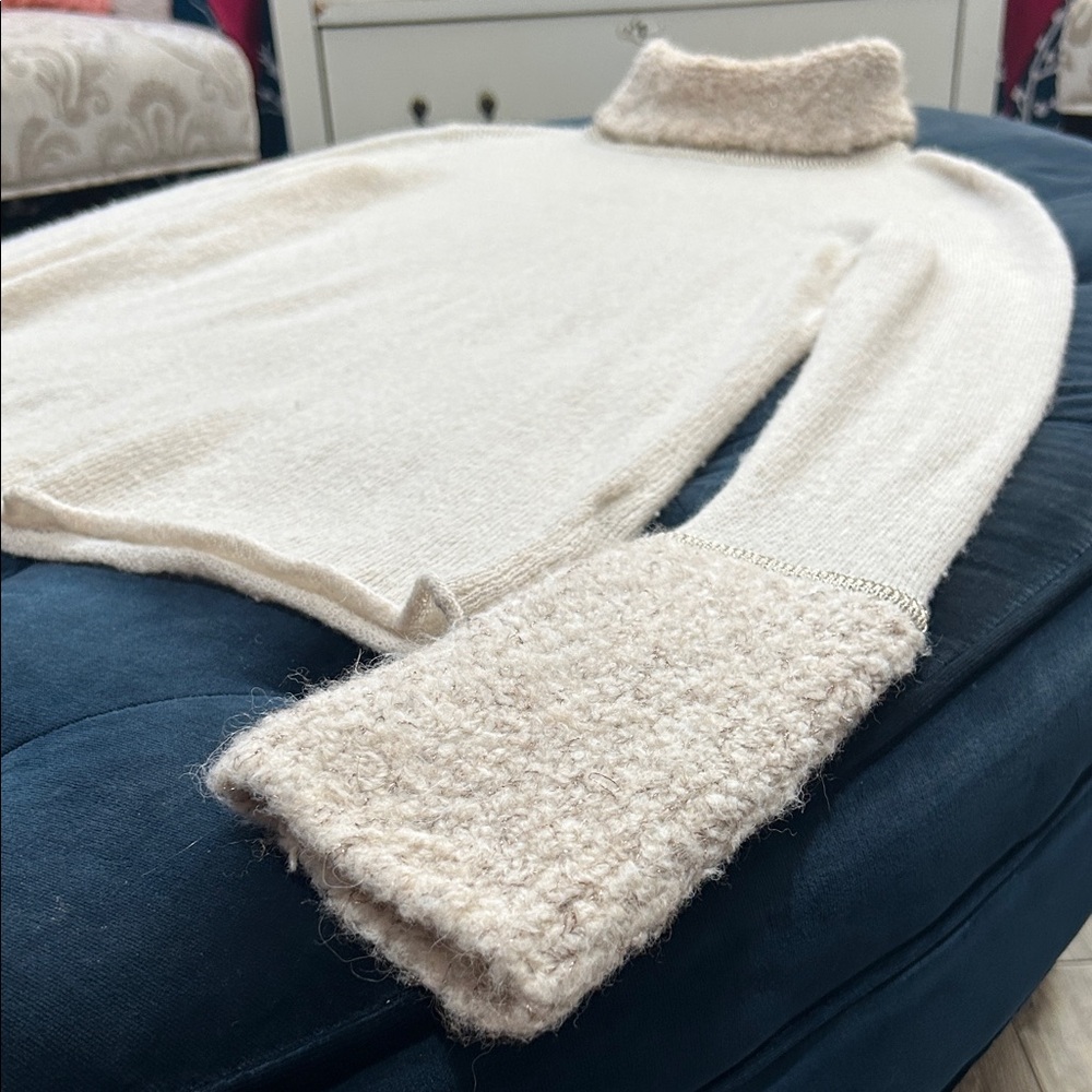 Tory Burch creamTurtleneck Sweater in size S